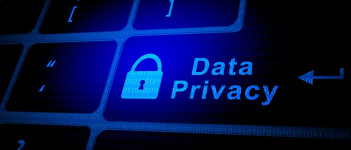 Zobrazení klávesnice s nápisem Data Privacy a zámkem symbolizujícím zabezpečení dat.