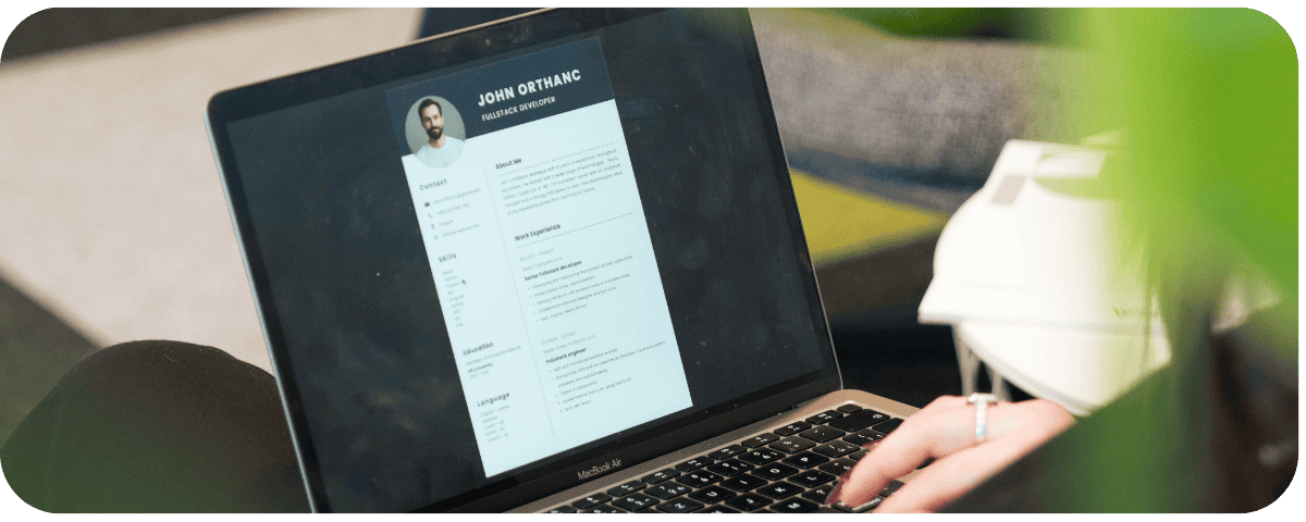 Kandidát může být technicky geniální, ale na Linkedinu není vidět. Detailně vyplněný profil je základ, radí IT recruiteři 2 Fotky na web 9 e1771843838280