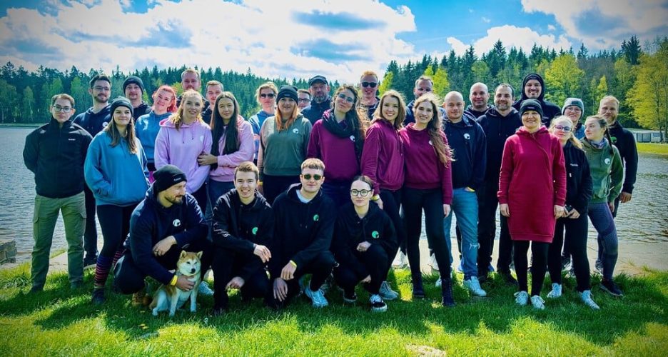 Skupina lidí na venkovní akci, tým Integra při teambuildingu nebo školení.