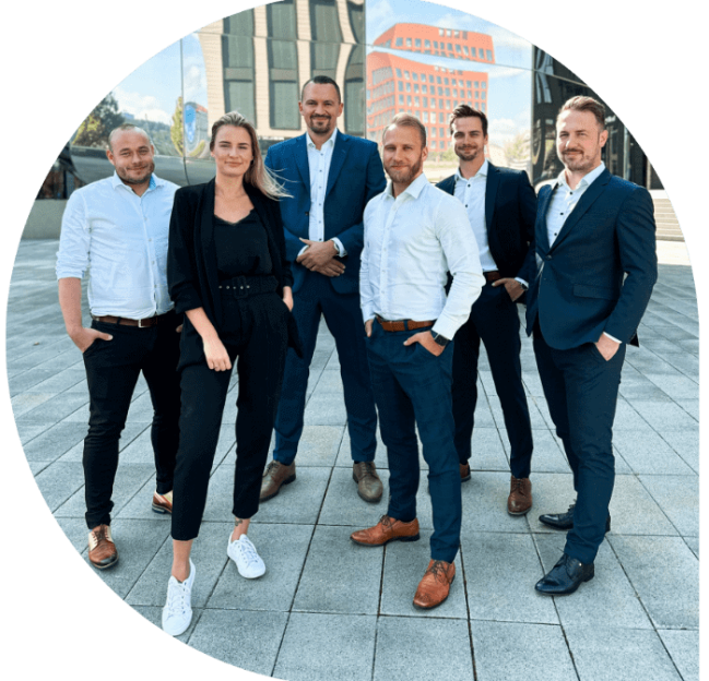 Skupina profesionálů v obleku na venkovní schůzce, IT služby, týmová práce.