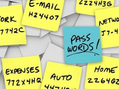 Různé poznámky a hesla na samolepkách, součást týmové práce v IT bezpečnosti.